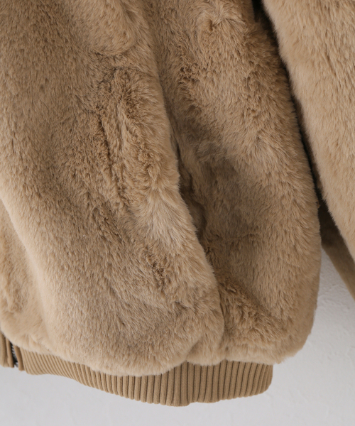GUESS JEANS(ゲスジーンズ)の「GUESS JEANS / ゲス ジーンズ FUR HOODED BOMBER(その他アウター・レディース・ベージュ・SMALL)」の4枚目の写真