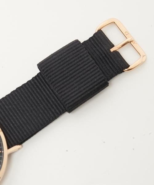Daniel Wellington（ダニエルウェリントン）の「Daniel Wellington ダニエル・ウェリントン / クラシックブラック Cornwall 40MM クォーツ NATOベルト DW00100148（アナログ腕時計・メンズ・ブラック×ゴールド・FREE）」の4枚目の写真