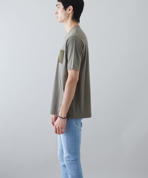 STUDIOUS(ステュディオス)の「シルキータッチレザーポケットTシャツ(Tシャツ/カットソー・メンズ・ネイビー/ブラック/カーキ/ホワイト・1/3/2)」の17枚目の写真