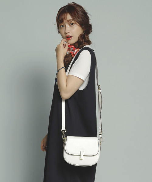 PLAIN CLOTHING（プレーンクロージング）の「Fレザーラウンドショルダーバッグ【PLAIN CLOTHING】（ショルダーバッグ・レディース・ベージュ/キャメル/ホワイト/ピンク/ブラック・FREE）」の2枚目の写真