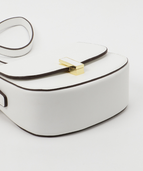 PLAIN CLOTHING（プレーンクロージング）の「Fレザーラウンドショルダーバッグ【PLAIN CLOTHING】（ショルダーバッグ・レディース・ベージュ/キャメル/ホワイト/ピンク/ブラック・FREE）」の7枚目の写真