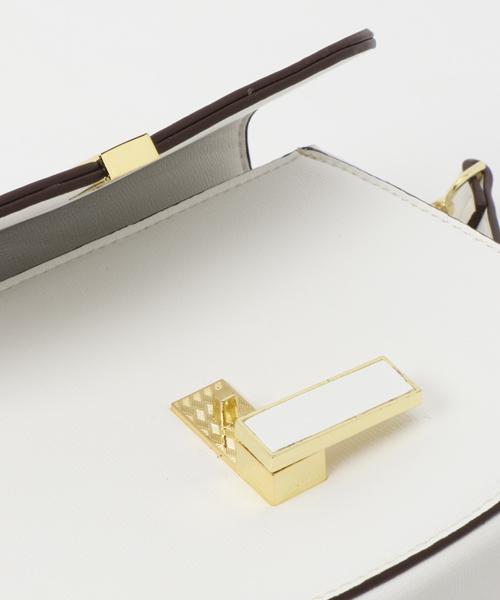 PLAIN CLOTHING（プレーンクロージング）の「Fレザーラウンドショルダーバッグ【PLAIN CLOTHING】（ショルダーバッグ・レディース・ベージュ/キャメル/ホワイト/ピンク/ブラック・FREE）」の9枚目の写真