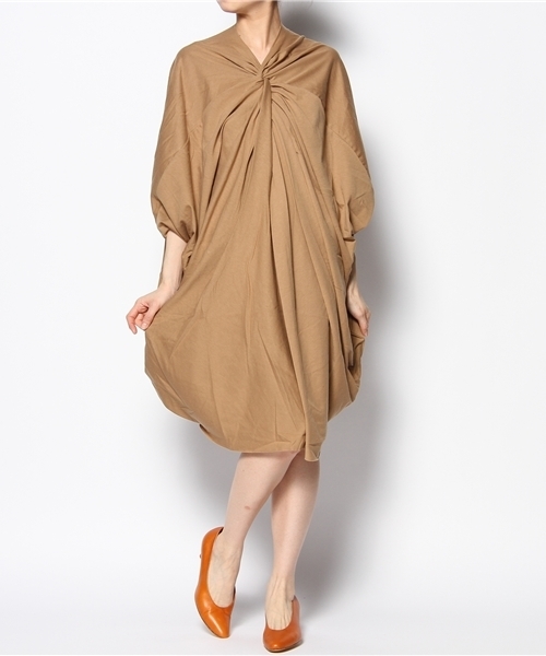 COSMIC WONDER Light Source（コズミックワンダーライトソース）の「SPHERICAL DRAPED NECK DRESS - BASIC ITEM（ワンピース・レディース・グリーン/ライトベージュ/グレー/ネイビー/パープル/ホワイト/ベージュ・1）」の3枚目の写真