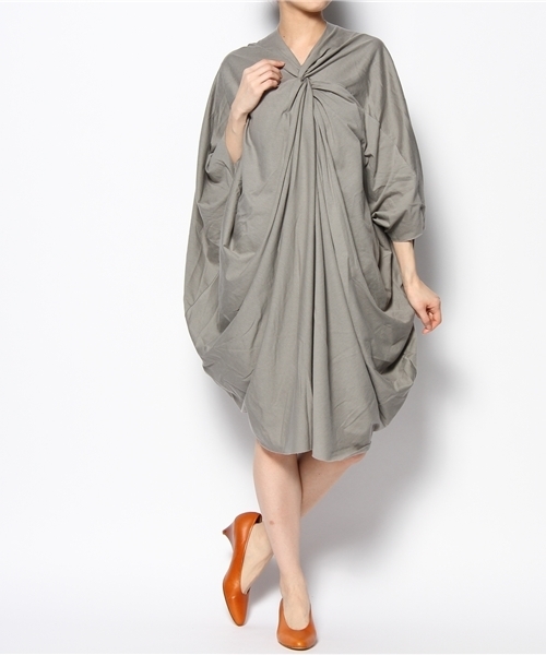 COSMIC WONDER Light Source（コズミックワンダーライトソース）の「SPHERICAL DRAPED NECK DRESS - BASIC ITEM（ワンピース・レディース・グリーン/ライトベージュ/グレー/ネイビー/パープル/ホワイト/ベージュ・1）」の2枚目の写真