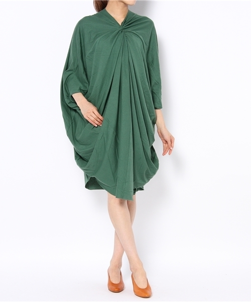 COSMIC WONDER Light Source（コズミックワンダーライトソース）の「SPHERICAL DRAPED NECK DRESS - BASIC ITEM（ワンピース・レディース・グリーン/ライトベージュ/グレー/ネイビー/パープル/ホワイト/ベージュ・1）」の5枚目の写真