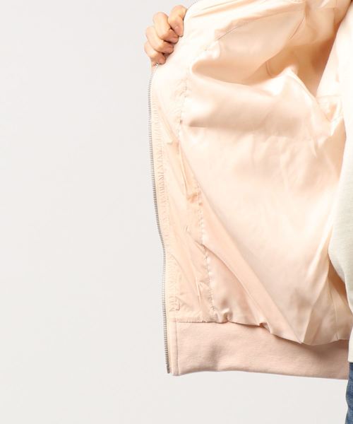 Calvin Klein Jeans（カルヴァンクラインジーンズ）の「ナイロンライトジャケット（ブルゾン・レディース・ベージュ・MEDIUM/SMALL/X-SMALL）」の4枚目の写真