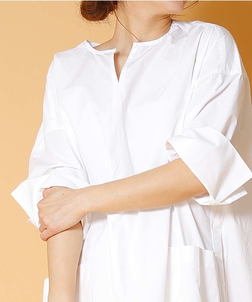 kha:ki（カーキ）の「「KHA:KI / カーキ」サイドスリットキーネック七分袖ワンピースKEY NECK DRESS（ワンピース・レディース・ホワイト/ライトグレー/ネイビー・1）」の8枚目の写真