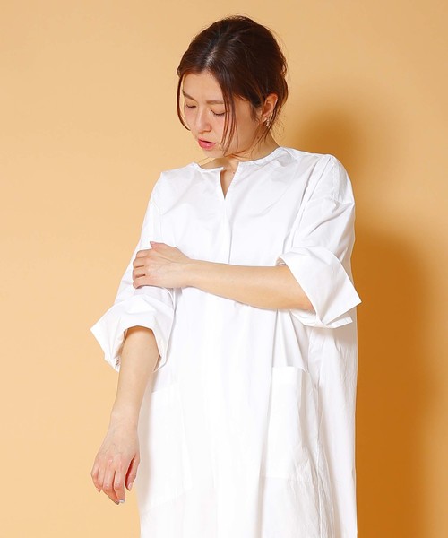 kha:ki（カーキ）の「「KHA:KI / カーキ」サイドスリットキーネック七分袖ワンピースKEY NECK DRESS（ワンピース・レディース・ホワイト/ライトグレー/ネイビー・1）」の9枚目の写真