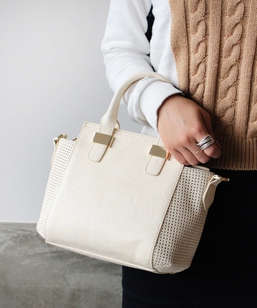 BEAUTY&YOUTH UNITED ARROWS(ビューティーアンドユースユナイテッドアローズ)の「BYTF∵ サイドパンチング2WAYミニショルダーバッグ◆(ショルダーバッグ・レディース・ブラック/ナチュラル/グレー・フリー)」の1枚目の写真