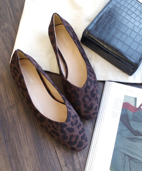AmiAmi(アミアミ)の「Vカットスクエアトゥフラットパンプス(パンプス・レディース・ベージュ/ブラック/パイソン/ピンク/グリーン/ブラック系その他/シャンパン/アイボリー/グレイッシュベージュ/オレンジ/レオパード・LL/S/M/L)」の10枚目の写真