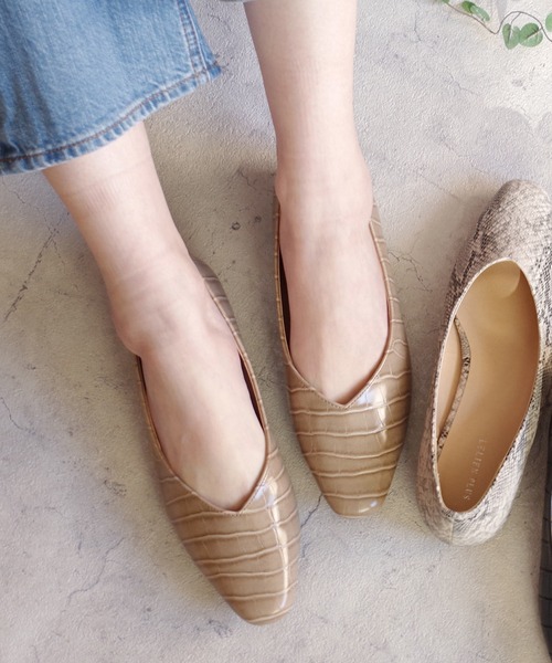 AmiAmi(アミアミ)の「Vカットスクエアトゥフラットパンプス(パンプス・レディース・ベージュ/ブラック/パイソン/ピンク/グリーン/ブラック系その他/シャンパン/アイボリー/グレイッシュベージュ/オレンジ/レオパード・LL/S/M/L)」の6枚目の写真