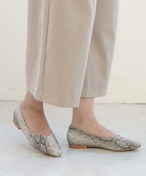 AmiAmi(アミアミ)の「Vカットスクエアトゥフラットパンプス(パンプス・レディース・ベージュ/ブラック/パイソン/ピンク/グリーン/ブラック系その他/シャンパン/アイボリー/グレイッシュベージュ/オレンジ/レオパード・LL/S/M/L)」の11枚目の写真