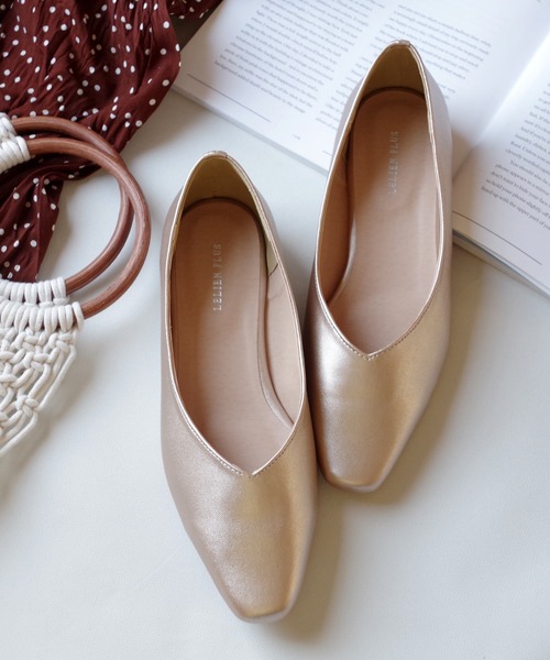 AmiAmi(アミアミ)の「Vカットスクエアトゥフラットパンプス(パンプス・レディース・ベージュ/ブラック/パイソン/ピンク/グリーン/ブラック系その他/シャンパン/アイボリー/グレイッシュベージュ/オレンジ/レオパード・LL/S/M/L)」の9枚目の写真