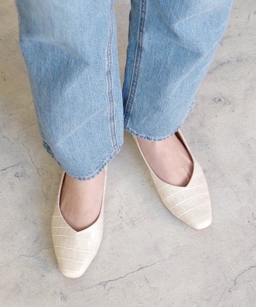 AmiAmi(アミアミ)の「Vカットスクエアトゥフラットパンプス(パンプス・レディース・ベージュ/ブラック/パイソン/ピンク/グリーン/ブラック系その他/シャンパン/アイボリー/グレイッシュベージュ/オレンジ/レオパード・LL/S/M/L)」の2枚目の写真