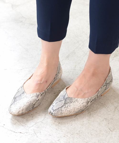 AmiAmi(アミアミ)の「Vカットスクエアトゥフラットパンプス(パンプス・レディース・ベージュ/ブラック/パイソン/ピンク/グリーン/ブラック系その他/シャンパン/アイボリー/グレイッシュベージュ/オレンジ/レオパード・LL/S/M/L)」の12枚目の写真