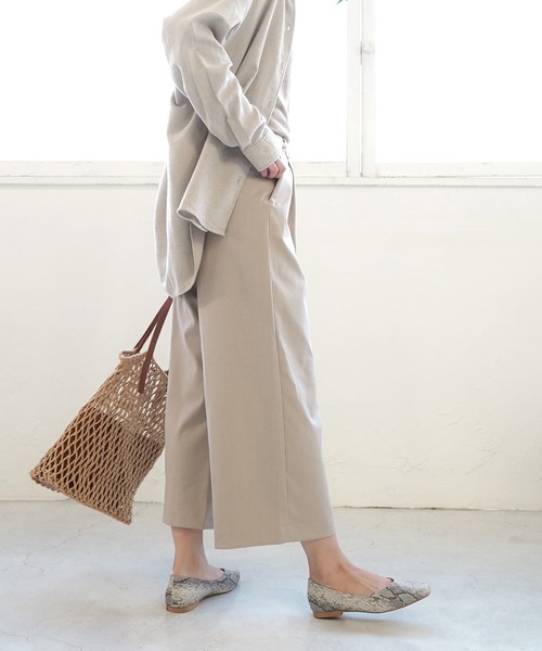 AmiAmi(アミアミ)の「Vカットスクエアトゥフラットパンプス(パンプス・レディース・ベージュ/ブラック/パイソン/ピンク/グリーン/ブラック系その他/シャンパン/アイボリー/グレイッシュベージュ/オレンジ/レオパード・LL/S/M/L)」の18枚目の写真