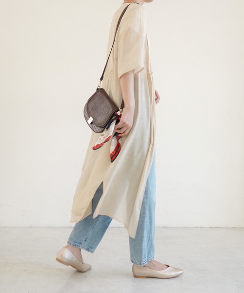 AmiAmi(アミアミ)の「Vカットスクエアトゥフラットパンプス(パンプス・レディース・ベージュ/ブラック/パイソン/ピンク/グリーン/ブラック系その他/シャンパン/アイボリー/グレイッシュベージュ/オレンジ/レオパード・LL/S/M/L)」の13枚目の写真