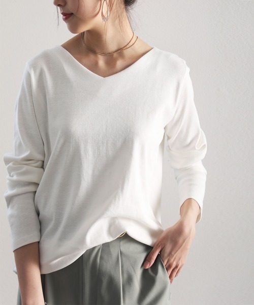 classicalelf（クラシカルエルフ）の「オールシーズン活躍するデザイン、柔らか綿100％フライスVネックロングスリーブ無地ミドル丈Tシャツ(長袖)（Tシャツ/カットソー・レディース・チャコール/ネイビー/カーキ/ホワイト/グレイッシュベージュ/ブラック/モスグリーン/グレイッシュブルー/ライトグレー・XXX-LARGE/XX-LARGE/LARGE/X-LARGE/MEDIUM/SMALL）」の11枚目の写真