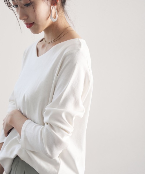 classicalelf（クラシカルエルフ）の「オールシーズン活躍するデザイン、柔らか綿100％フライスVネックロングスリーブ無地ミドル丈Tシャツ(長袖)（Tシャツ/カットソー・レディース・チャコール/ネイビー/カーキ/ホワイト/グレイッシュベージュ/ブラック/モスグリーン/グレイッシュブルー/ライトグレー・XXX-LARGE/XX-LARGE/LARGE/X-LARGE/MEDIUM/SMALL）」の10枚目の写真