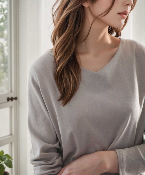 classicalelf（クラシカルエルフ）の「オールシーズン活躍するデザイン、柔らか綿100％フライスVネックロングスリーブ無地ミドル丈Tシャツ(長袖)（Tシャツ/カットソー・レディース・チャコール/ネイビー/カーキ/ホワイト/グレイッシュベージュ/ブラック/モスグリーン/グレイッシュブルー/ライトグレー・XXX-LARGE/XX-LARGE/LARGE/X-LARGE/MEDIUM/SMALL）」の20枚目の写真