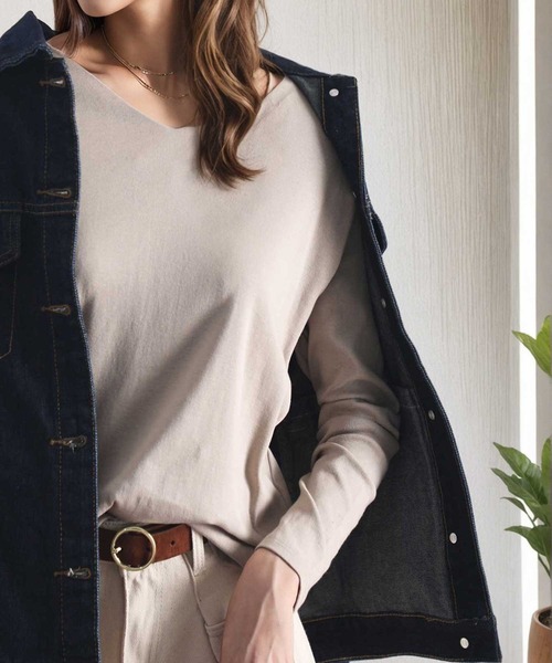 classicalelf（クラシカルエルフ）の「オールシーズン活躍するデザイン、柔らか綿100％フライスVネックロングスリーブ無地ミドル丈Tシャツ(長袖)（Tシャツ/カットソー・レディース・チャコール/ネイビー/カーキ/ホワイト/グレイッシュベージュ/ブラック/モスグリーン/グレイッシュブルー/ライトグレー・XXX-LARGE/XX-LARGE/LARGE/X-LARGE/MEDIUM/SMALL）」の22枚目の写真