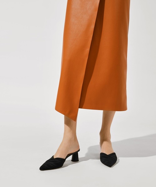 CHARLES & KEITH（チャールズ & キース）の「プリーテッド ポインテッドトゥミュール / Pleated Pointed Toe Mules（サンダル・レディース・ブラック/イエロー/スモークピンク/グリーン・22.5cm/23cm/23.5cm/24.5cm/25cm/25.5cm）」の10枚目の写真