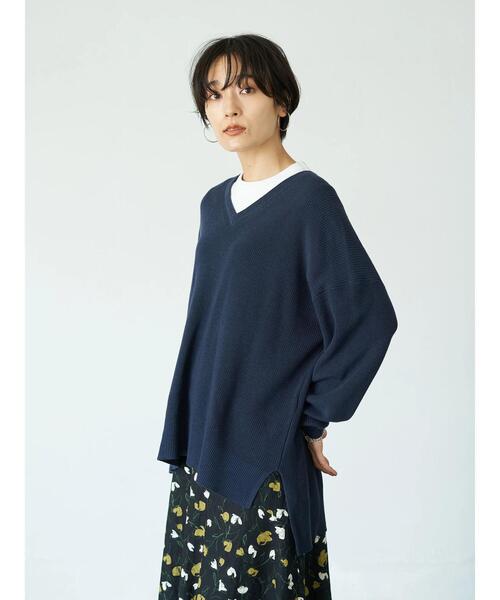 AMERICAN HOLIC（アメリカンホリック）の「Vネック前後差片畦ニットプルオーバー　＊（ニット/セーター・レディース・ブラック/ネイビー/ブラウン/マスタード/グレイッシュベージュ/アイボリー・MEDIUM/LARGE）」の13枚目の写真