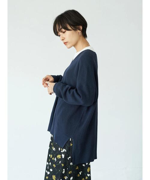 AMERICAN HOLIC（アメリカンホリック）の「Vネック前後差片畦ニットプルオーバー　＊（ニット/セーター・レディース・ブラック/ネイビー/ブラウン/マスタード/グレイッシュベージュ/アイボリー・MEDIUM/LARGE）」の14枚目の写真