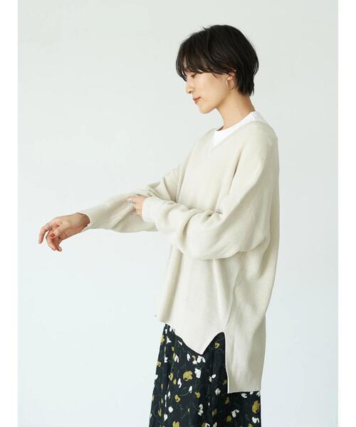 AMERICAN HOLIC（アメリカンホリック）の「Vネック前後差片畦ニットプルオーバー　＊（ニット/セーター・レディース・ブラック/ネイビー/ブラウン/マスタード/グレイッシュベージュ/アイボリー・MEDIUM/LARGE）」の17枚目の写真