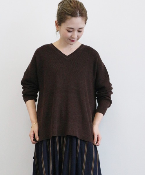AMERICAN HOLIC（アメリカンホリック）の「Vネック前後差片畦ニットプルオーバー　＊（ニット/セーター・レディース・ブラック/ネイビー/ブラウン/マスタード/グレイッシュベージュ/アイボリー・MEDIUM/LARGE）」の3枚目の写真