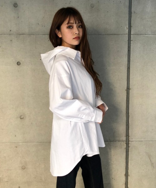ENVYM(アンビー)の「フーディーBlouse(シャツ/ブラウス・レディース・ブラック/ホワイト・FREE)」の2枚目の写真