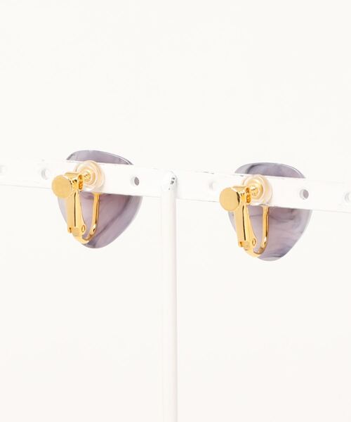 SALON adam et rope'（サロン アダム エ ロペ）の「トラアングルカボションイヤリング（イヤリング・レディース・オフホワイト/カーキ/ブルー系その他4・FREE）」の4枚目の写真