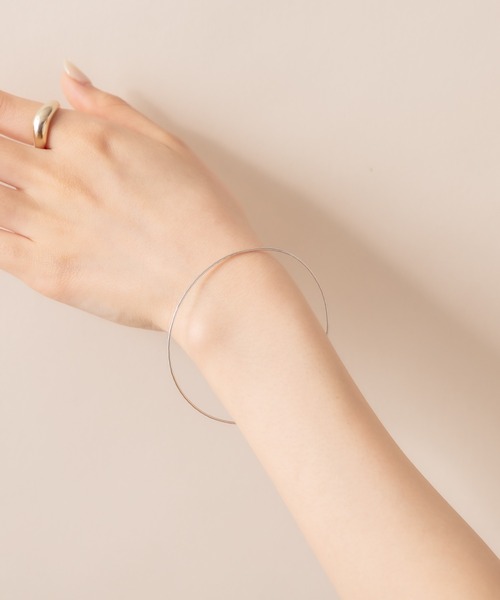 mline（エムライン）の「[mline] WEB限定 シンプルループブレスレット（ブレスレット・レディース・シルバー/ゴールド・FREE）」の2枚目の写真