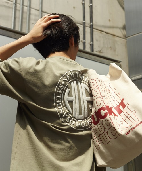 HUF（ハフ）の「REGIONAL S/SL TEE / HUF ハフ Tシャツ（Tシャツ/カットソー・メンズ・オリーブ/ホワイト/ブラック/ホワイト×レッド/ホワイト×ネイビー/ホワイト×グリーン・MEDIUM/X-LARGE/LARGE/SMALL/XX-LARGE）」の6枚目の写真