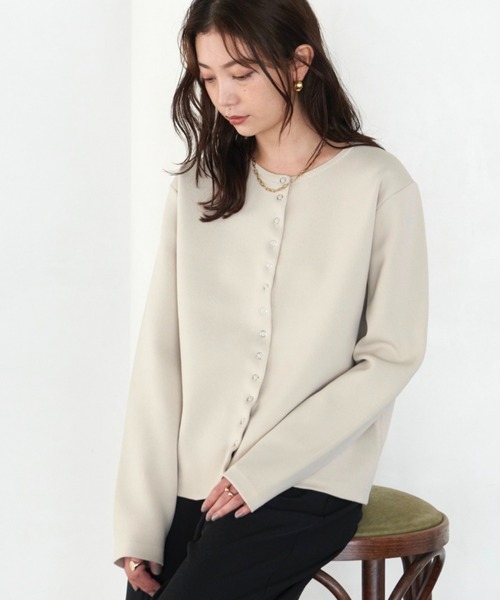 NEUNA（ヌナ）の「スナップボタンカーディガントップス（カーディガン/ボレロ・レディース・ブラック/オレンジ/アイボリー・FREE）」の2枚目の写真