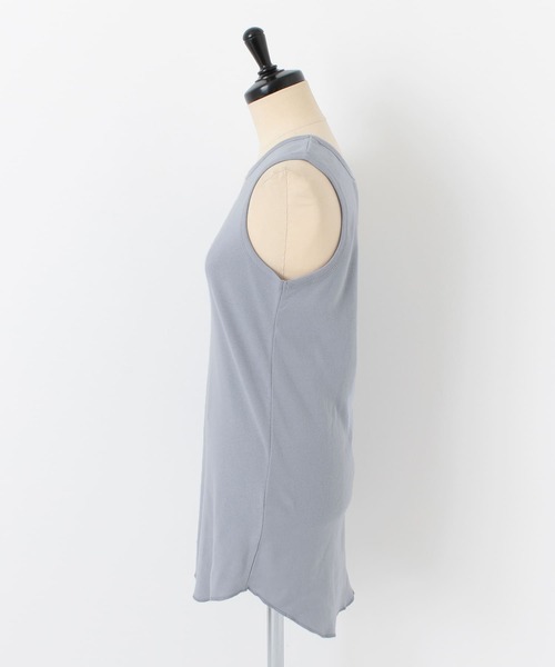ITEMS URBANRESEARCH(アイテムズ アーバンリサーチ)の「裾ラウンドタンクトップ(タンクトップ・レディース・グレー系その他/オフホワイト/チャコールグレー・FREE)」の7枚目の写真