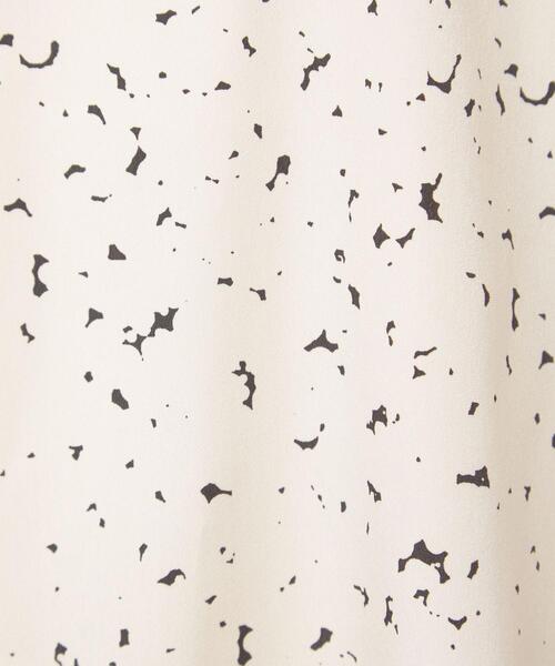 closet story（クローゼットストーリー）の「＜closet story（クローゼットストーリー）ランダムプリント ソデシャーリング ブラウス（シャツ/ブラウス・レディース・ブラック/オフホワイト・FREE）」の6枚目の写真