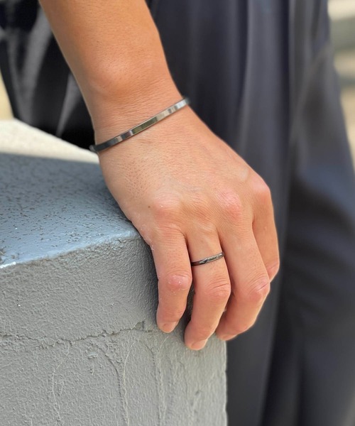 Genri(ゲンリ)の「Genri/ゲンリ/プレーンバングル/Plane Bangle(バングル/リストバンド・メンズ・ゴールド/ブラック/シルバー・FREE)」の2枚目の写真