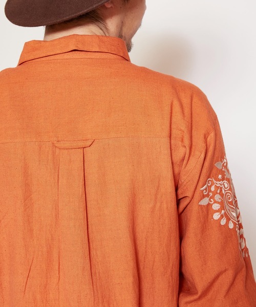 チャイハネ（チャイハネ）の「【チャイハネ】ジプラー刺繍メンズシャツ（シャツ/ブラウス・メンズ・ホワイト/オレンジ/ブルー・FREE）」の5枚目の写真