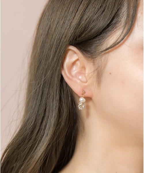 flower(フラワー)の「プチマーガレットピアス(ピアス(片耳用)・レディース・ゴールド・FREE)」の2枚目の写真