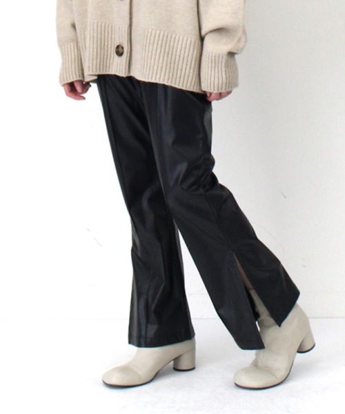 STYLEBLOCK（スタイルブロック）の「フェイクレザーセミフレアパンツ（その他パンツ・レディース・アイボリー/ブラウン/ブラック・M）」の2枚目の写真