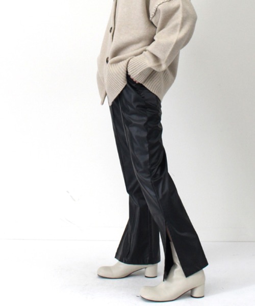 STYLEBLOCK（スタイルブロック）の「フェイクレザーセミフレアパンツ（その他パンツ・レディース・アイボリー/ブラウン/ブラック・M）」の6枚目の写真