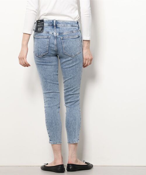 GAP(ギャップ)の「ウォッシュウェル ミッドライズ ユニバーサルレギング(デニムパンツ・レディース・ライトインディゴブルー・23/24/25/26/27/28/29/30)」の3枚目の写真