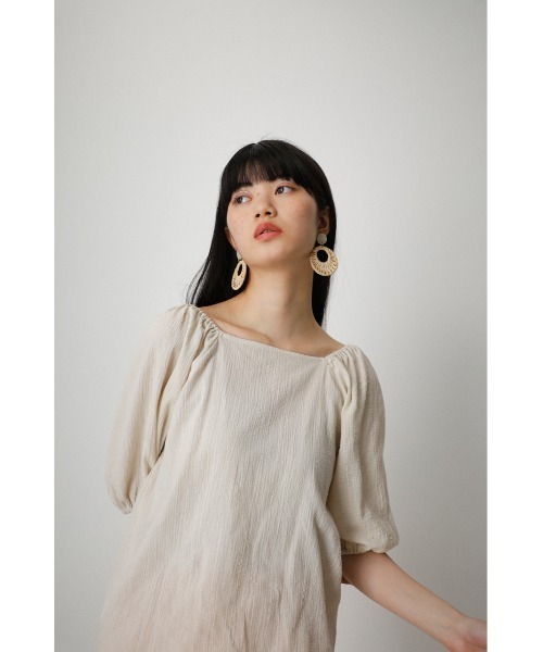 AZUL by moussy（アズールバイマウジー）の「2WAY SHIRRING PUFF BLOUSE/２WAYシャーリングパフブラウス（シャツ/ブラウス・レディース・オレンジ系その他/ブラック/アイボリー/カーキ・SMALL/MEDIUM）」の6枚目の写真