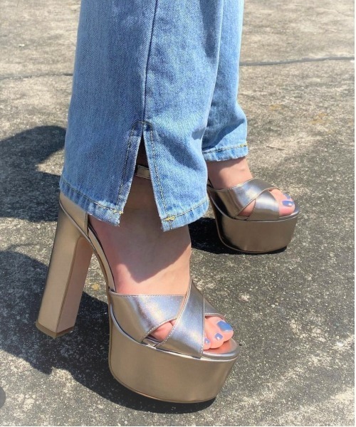 R&E（アールアンドイー）の「【R&E】太ヒールクロスストラップハイヒールサンダル（サンダル・レディース・ブラック/アイボリー/ゴールド系その他・LL/S/M/L）」の3枚目の写真