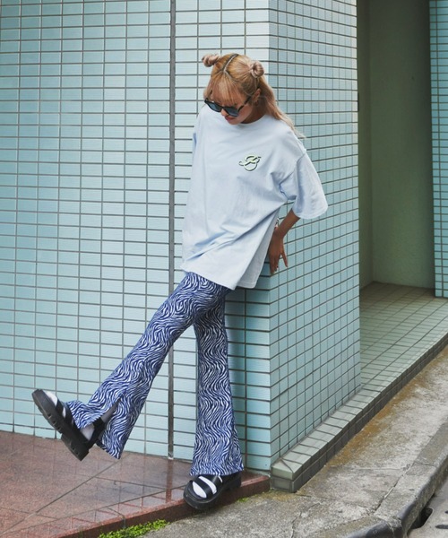 SHAGGIE（シャギー）の「BUMPINGバック刺繍オーバーTEEシャツ（Tシャツ/カットソー・レディース・ホワイト/ブルー・FREE）」の4枚目の写真