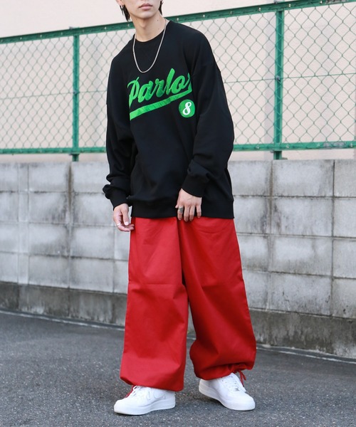 SPINNS（スピンズ）の「【ビッグシルエット】ロゴ クルーネックスウェット（スウェット・メンズ・アッシュグレー/ブラック/パープル/サックスブルー/ピンク/オレンジ/ロイヤルブルー・ONESIZE）」の2枚目の写真