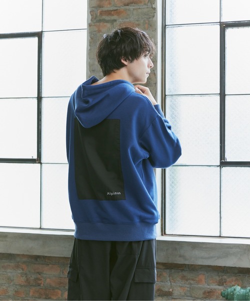 Alpinus（アルピナス）の「Alpinus - back design loose parka / バックデザインルーズパーカー（パーカー・メンズ・ネイビー/グリーン・SMALL/MEDIUM）」の5枚目の写真