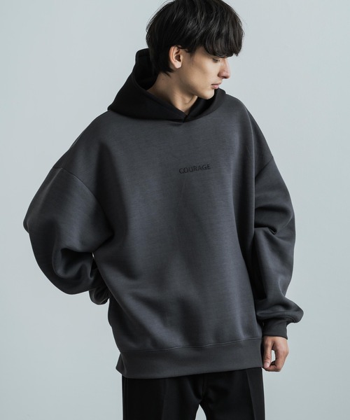 Rocky Monroe（ロッキーモンロー）の「オーバーサイズ ダンボールニット ワンポイント刺繍クレリックプルオーバーパーカー（パーカー・メンズ・ブラック×ホワイト/ホワイト/ブラウン/グレー/チャコールグレー×ブラック・M/L/XL）」の4枚目の写真