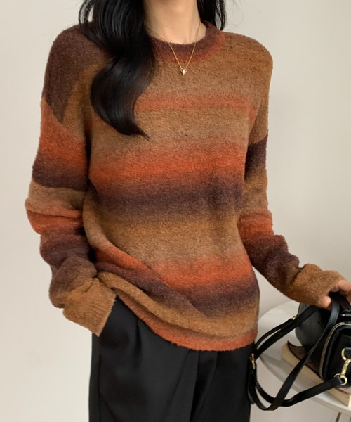 ECLIN(エクラン)の「グラデーションブークレニットプルオーバー(ニット/セーター・レディース・ブルー/ブラウン/パープル/ブラック・FREE)」の5枚目の写真